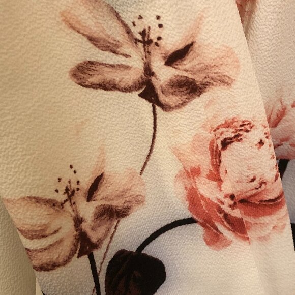 Le Chateau - white crepe blouse with floral pattern - Size Small - Picture 6 of 7
